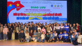 Nhà thơ Trần Đăng Khoa, nhà văn Nguyễn Vĩnh Nguyên giao lưu với bạn đọc Đà Lạt